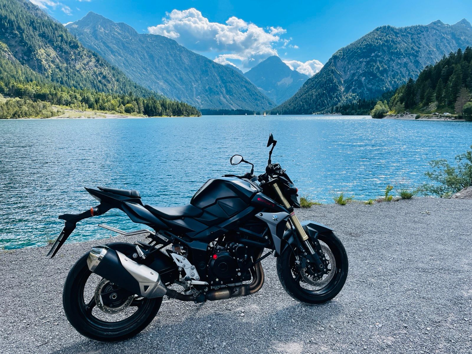 Suzuki GSR 750