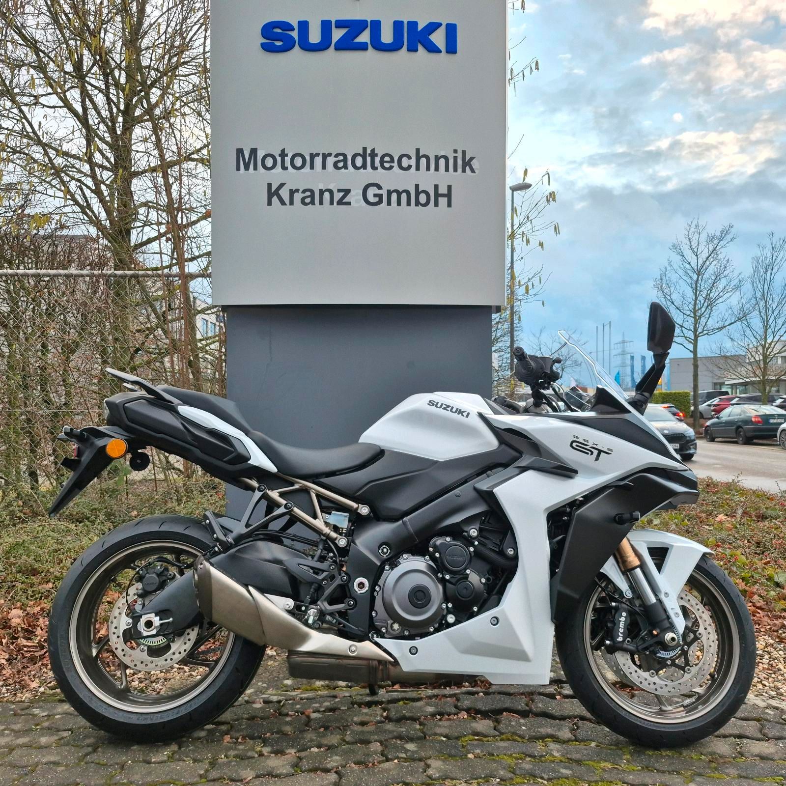 Suzuki GSX-S1000GT Pearl Brilliant White (YUH) Aktion