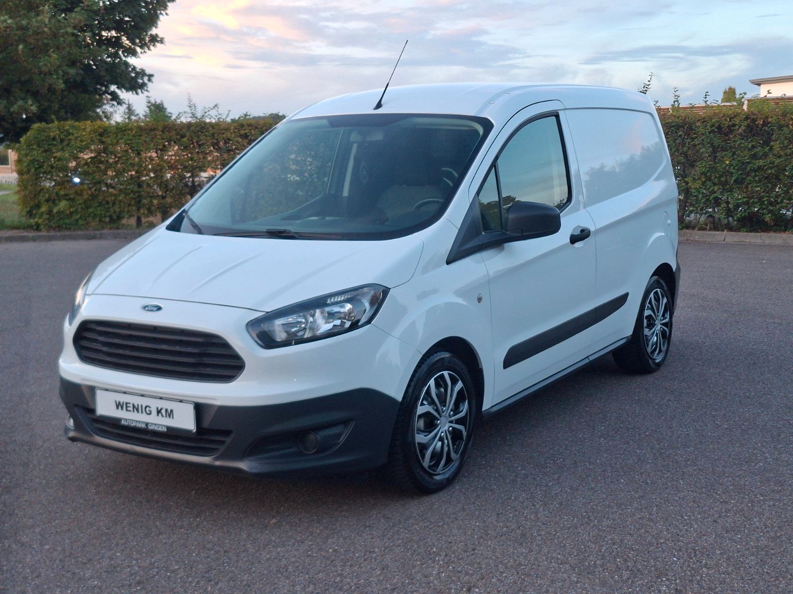 Ford Transit Courier Kasten*Tüv*Wenig Km org. 37 TKM*Euro-6*