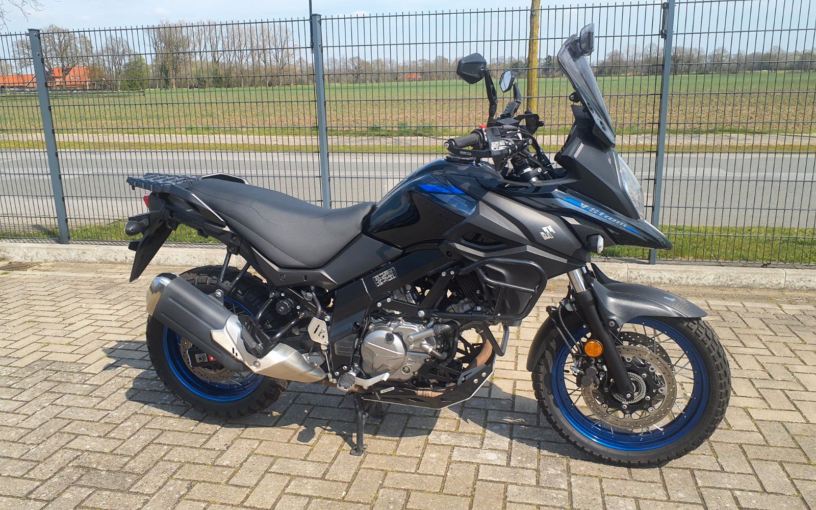 Suzuki DL 650 XT V-STROM ABS EXTRAS + HELM