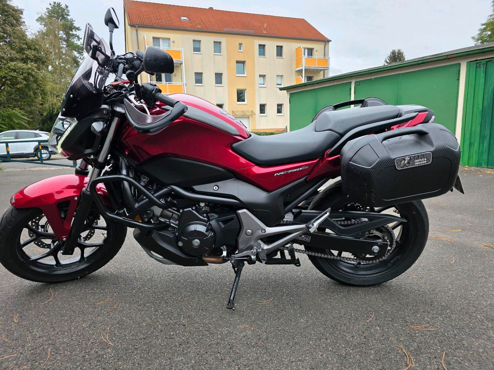 Honda NC 750 s , 35 kw, 48 PS , Tom Tom Navi mit fester Halterung