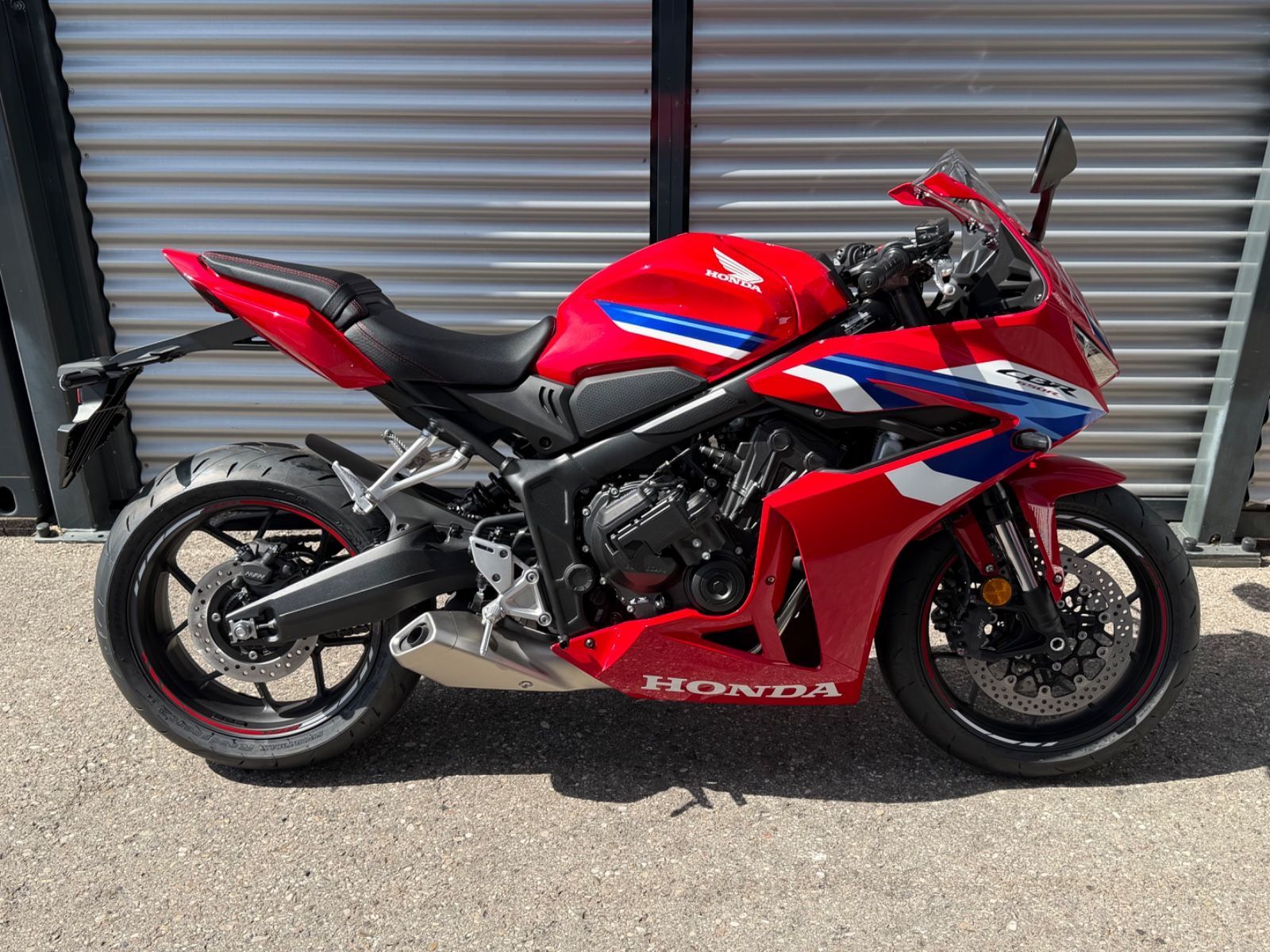 Honda CBR650R * E-CLUTCH / MY 2026 / "GOLDEN SUMMER"
