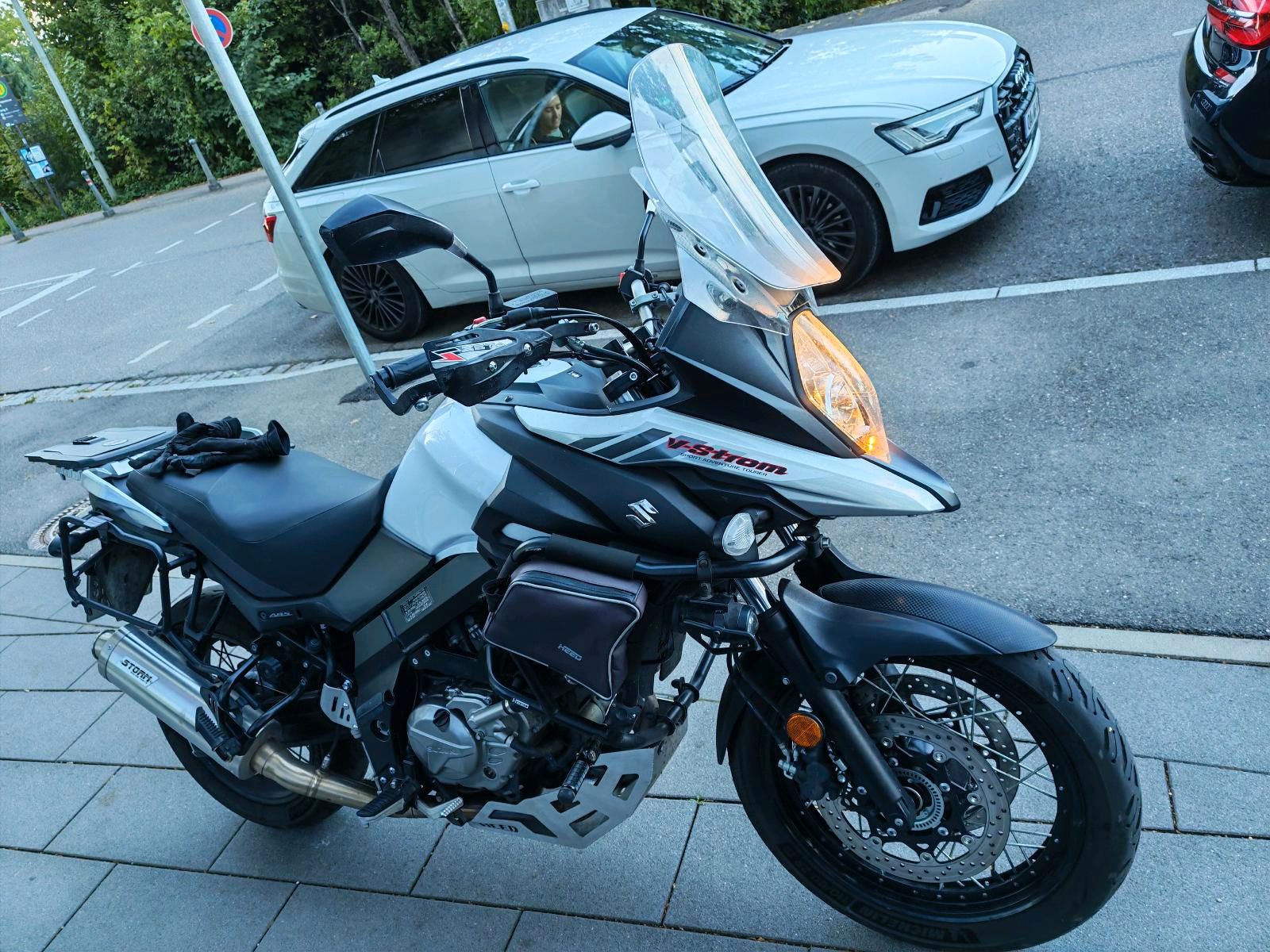 Suzuki v Strom 650 XT (mit viel Zubehör)