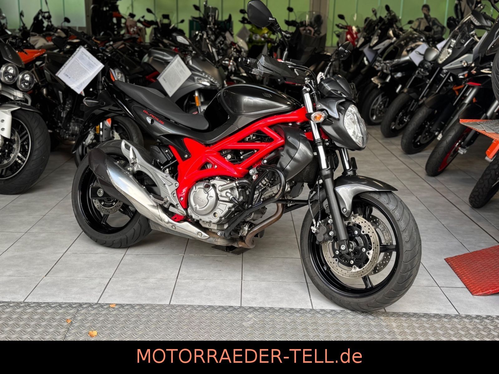 Suzuki SV 650 Gladius ABS / Bj.14 / 1.Hd / erst 22 tkm