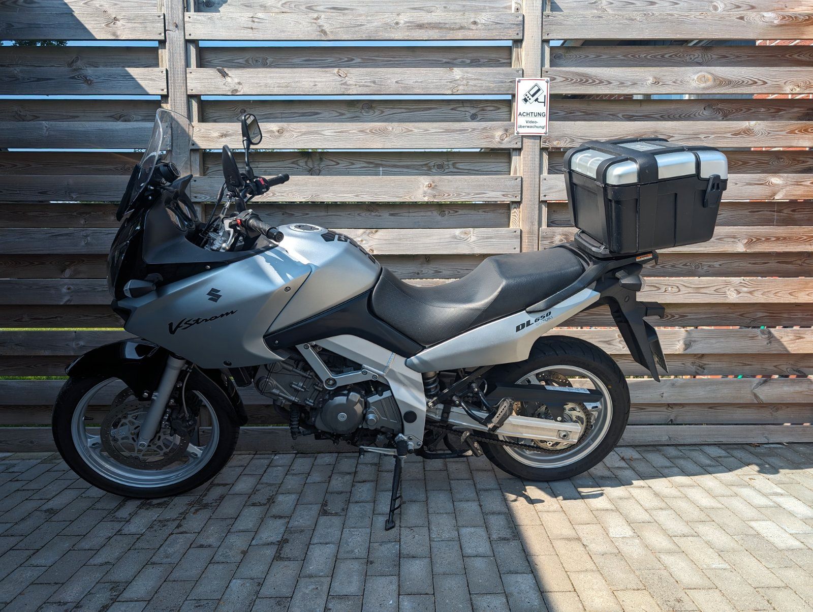 Suzuki DL650 V-Strom K04 mit Topcase und Navi - TÜV 05/2028