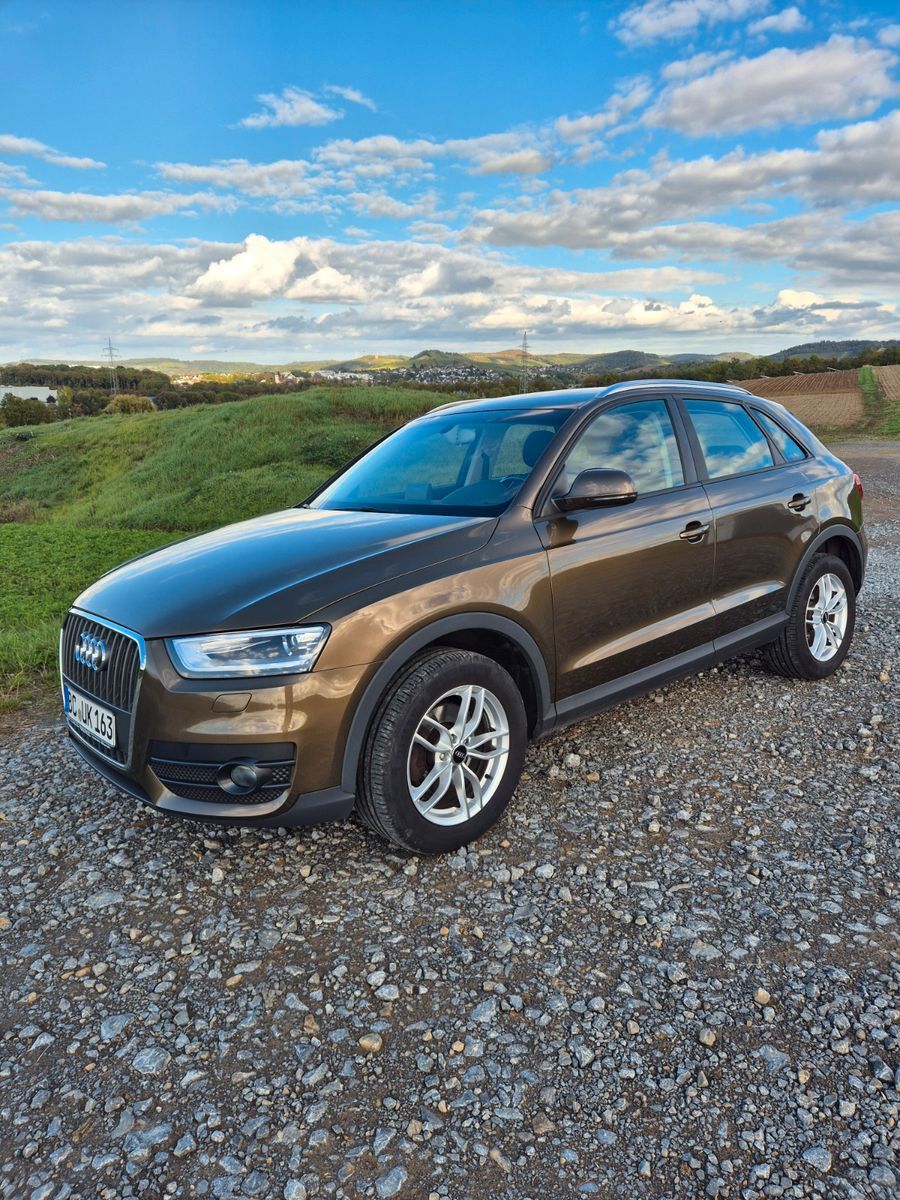 Audi Q3 2.0 TDI, AHK, 8-fach bereift, Bi-Xenon