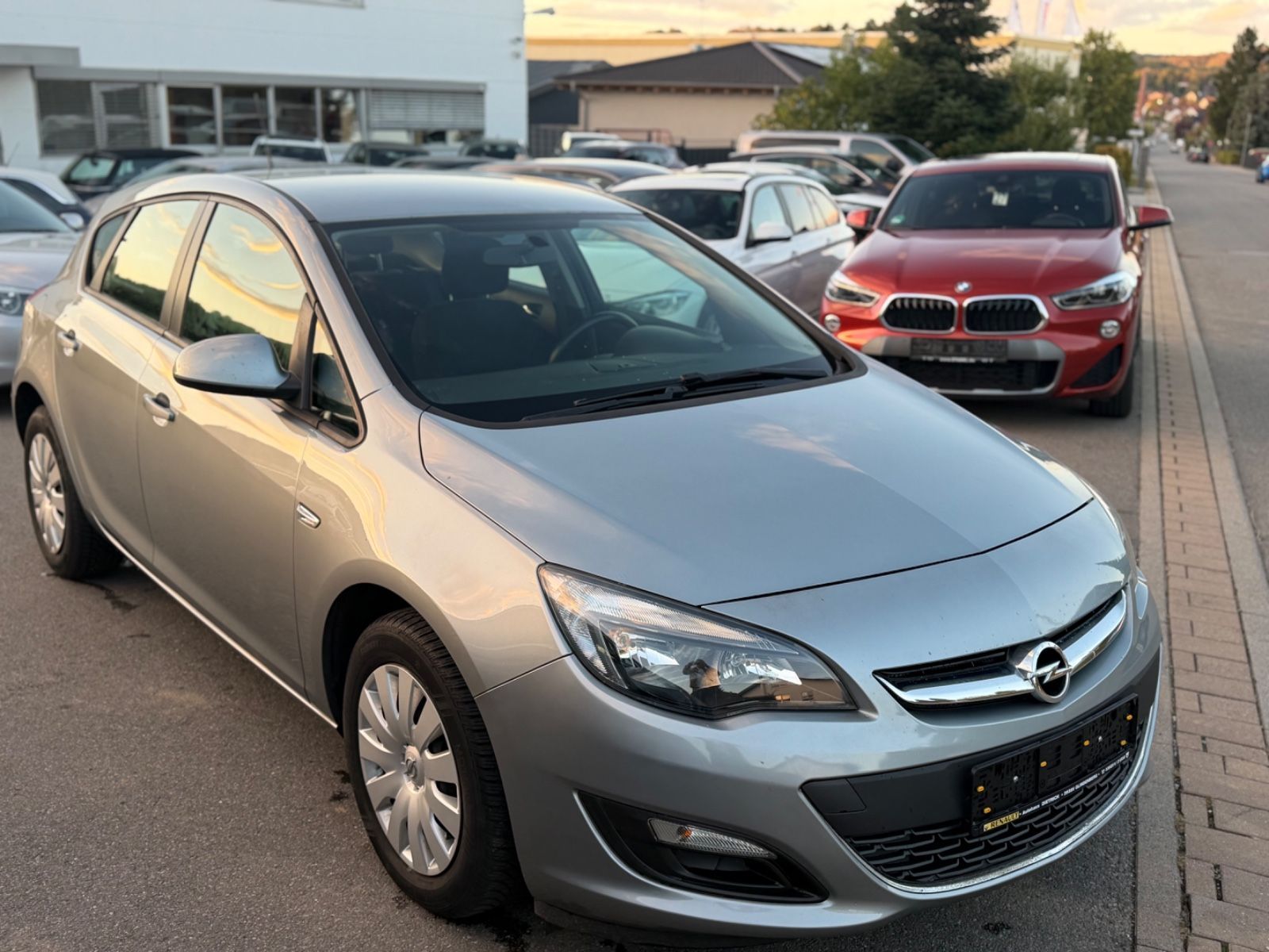 Opel Astra J Lim. 5-trg. Edition*NEU*TÜV*2014*Sitzhei
